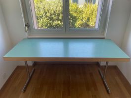 Schreibtisch hellblau mit Metallbeinen gebrauchter Zustand