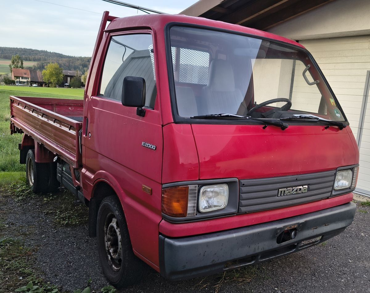 Mazda Nutzfahrzeuge: Mazda E2000 Pritsche mit 1.7 Tonnen Nutzlast – Gebraucht aus Buch b. Frauenfeld von Hoebberreal
