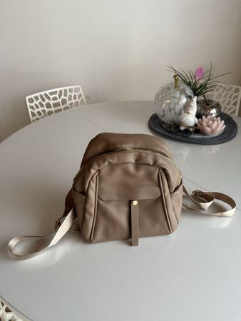 Petit sac à dos beige, idéal pour la saison! Comme neuf