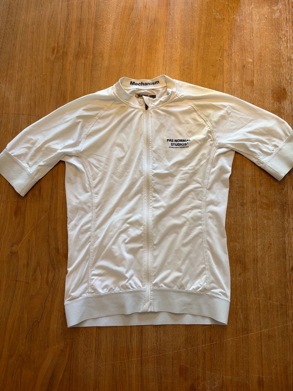 Pas Normal Studios Canottiere & Pantaloni: Pas Normal Studios Mechanism Jersey weiss gebraucht – Usato da Zürich venduto da leojab