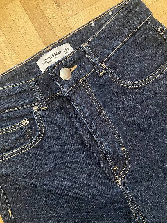 Jeans: Jeans pattes d'éléphant  – Neu und originalverpackt aus Lausanne von tol_8f65