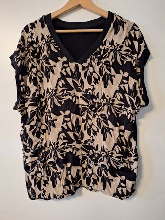Schickes Sommer Top mit Blattmuster, Grösse M/L, neuwertig
