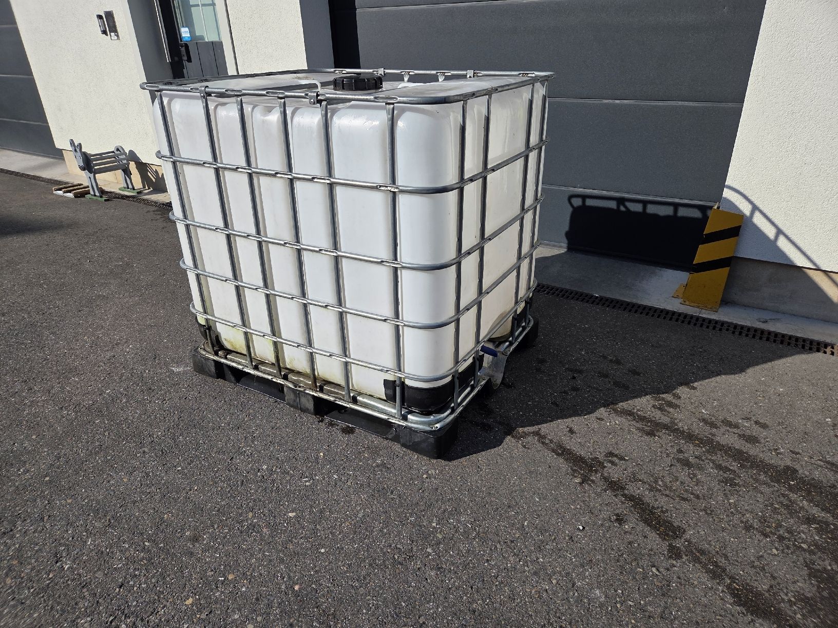 Abreuvoirs & Auges: IBC Container 1000L - Wassertank – D'occasion à Oberhasli par General-Dealer