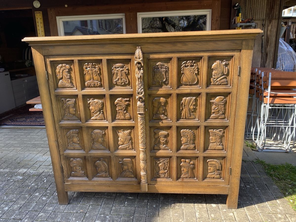 Cassettiere: Einzigartiger, geschnitzter Ritterschrank – Usato da sursee venduto da trilli-tralli