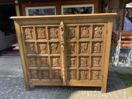 Einzigartiger, geschnitzter Ritterschrank