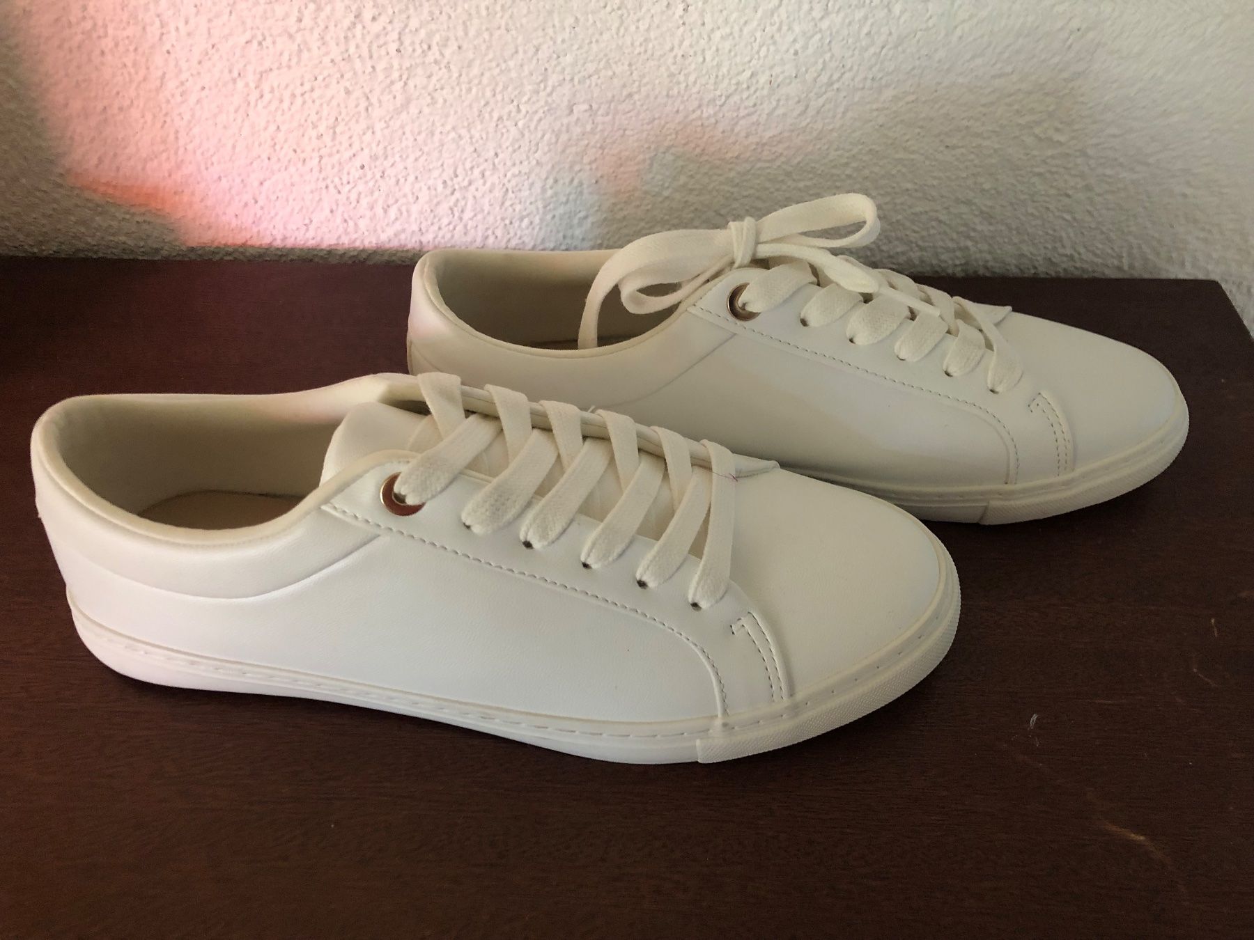 Scarpe da donna: Weisse Sneakers (Gr. 40.5) – Nuovo (secondo la descrizione) da Egg b. Zürich venduto da Nyborg_33