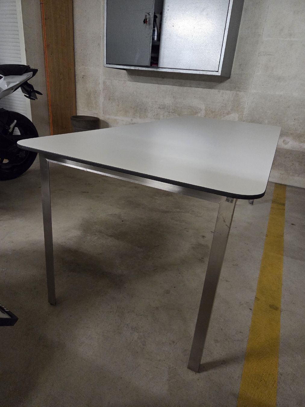 Tables: CDF Tischplatte mit Edelstahlgestell. – D'occasion à Sursee par Christian_Hunziker 1