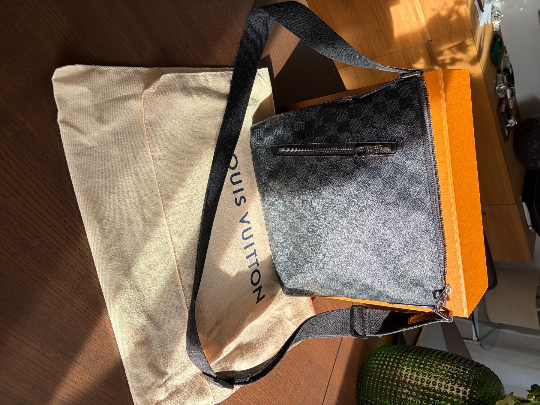 Louis Vuitton Borse: Louis Vuitton Torres Messenger Bag, Damier Graphite – Usato da Luzern venduto da WhoAmI 1