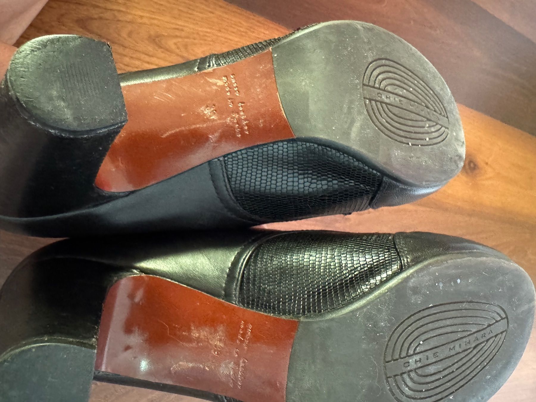 Scarpe da donna: Chie Mihara Leder-Pumps Gr. 39 schwarz – Usato da Zürich venduto da Parsimonious 2