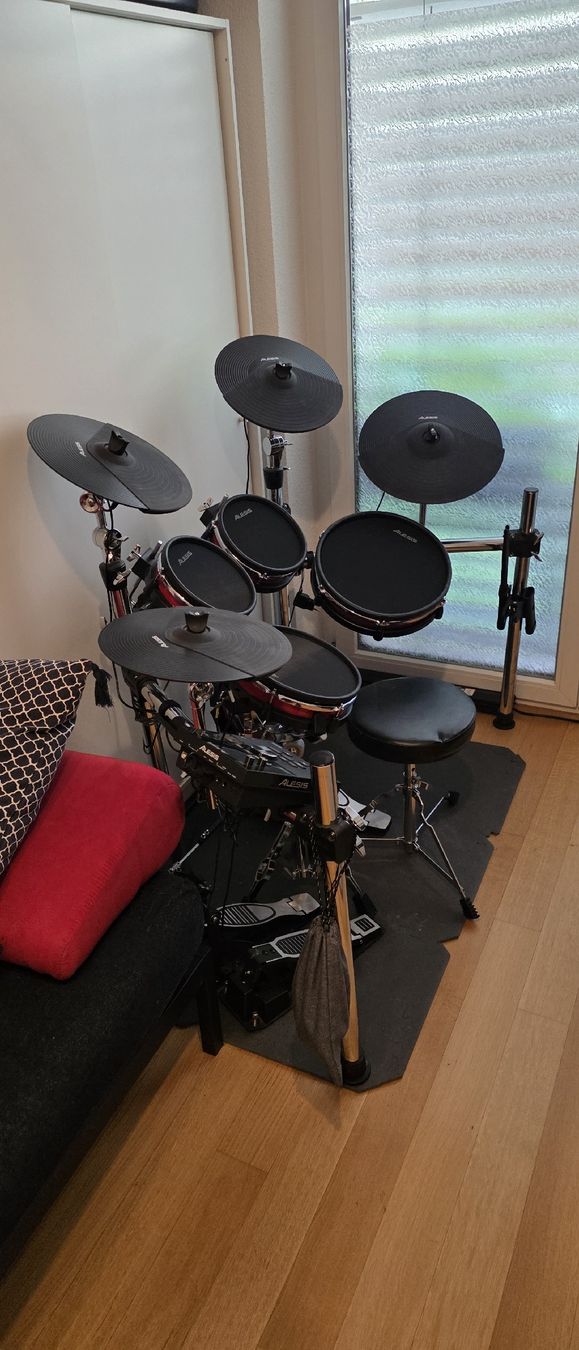 Alesis Strumenti musicali: Alesis Crimson II E-Drum Kit – Usato da Sevelen venduto da JohnnyDeath88 1
