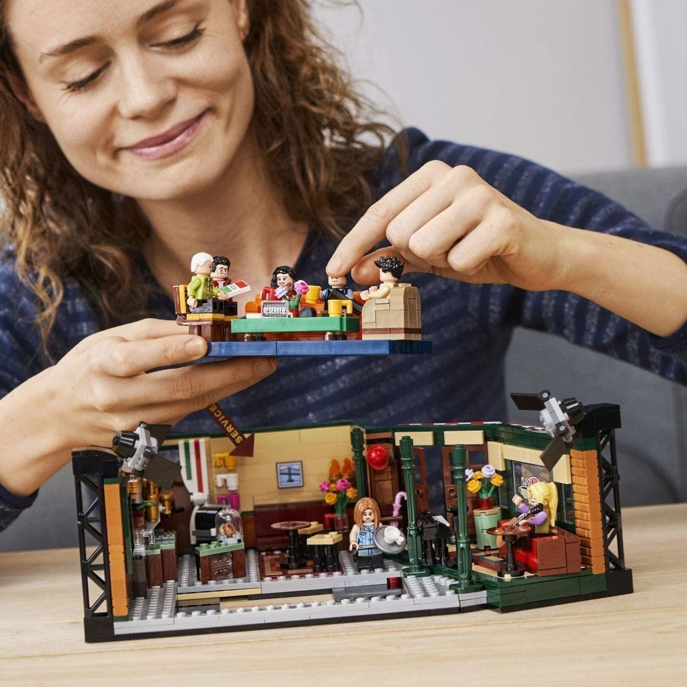 Lego Kit di costruzioni: LEGO Ideas 21319 - FRIENDS Central Perk – Nuovo e nell'imballaggio originale da Matzendorf venduto da SwissMagicKarten 3