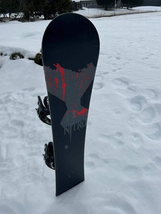 Snowboard Nitro Black Widow mit Burton Bindung Comprare su Ricardo