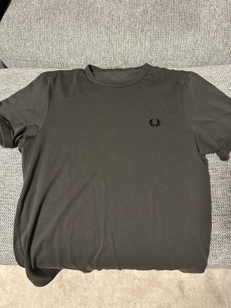 T-shirt Fred Perry kaki foncé, taille S, comme neuf!
