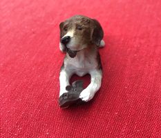 Hund aus Resin für die Puppenstube – 7 cm lang