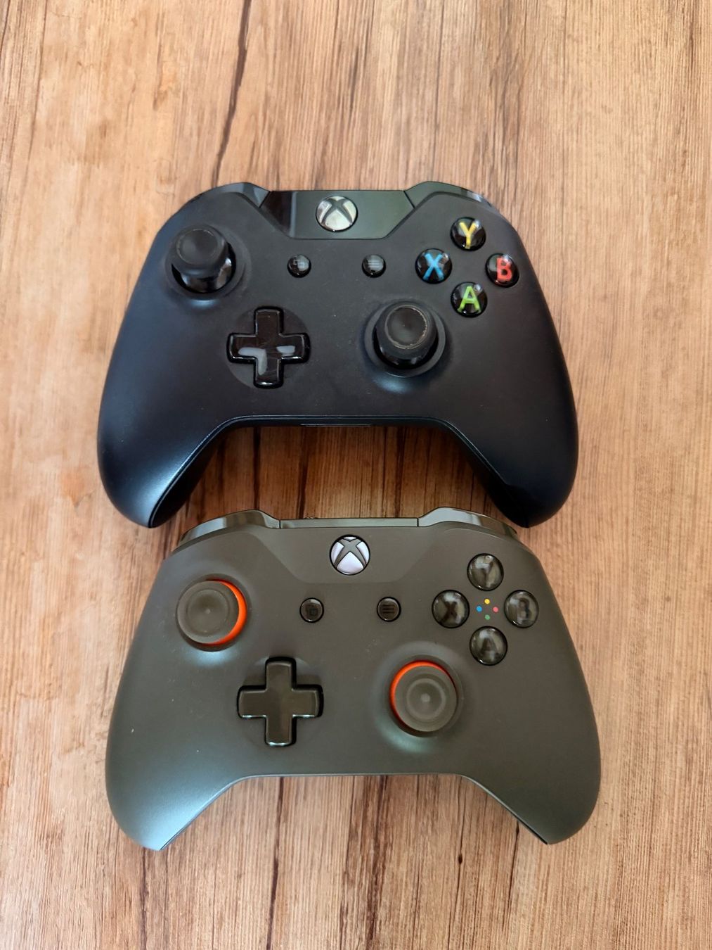 Microsoft Konsolen: Xbox one - mit 2 Controller und 6 (9) Games – Gebraucht aus Wernetshausen von BASI91 5