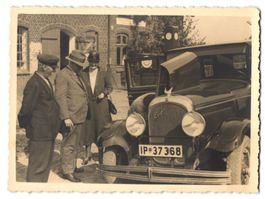 2 Fotografien Auto Chrysler, Tankwart de