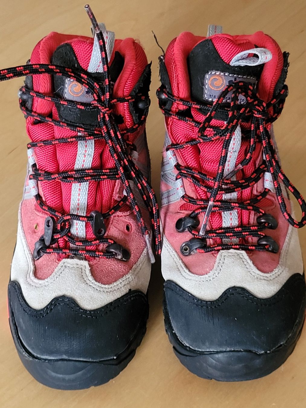 Sherpa Schuhe für Jungen: Sherpa Wanderschuhe grau-rot Grösse 33 mit Vibram-Sohle – Gebraucht aus Wiesendangen von samoalk 2