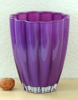 Vase cannelé en verre violet
