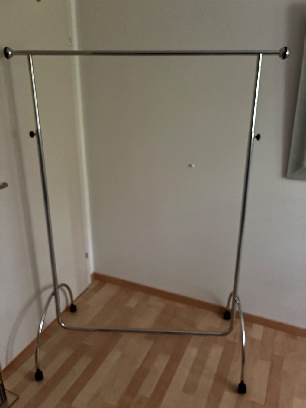 Altro in Decorazioni & Accessori: Kleiderständer Metall verchromt mit Rollen – Usato da Baar venduto da Johan016 1
