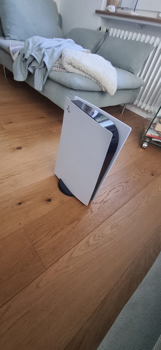 Sony Consoles: Sony PlayStation 5 mit 2 Controllern – D'occasion à Liestal par Mr.Lietsch
