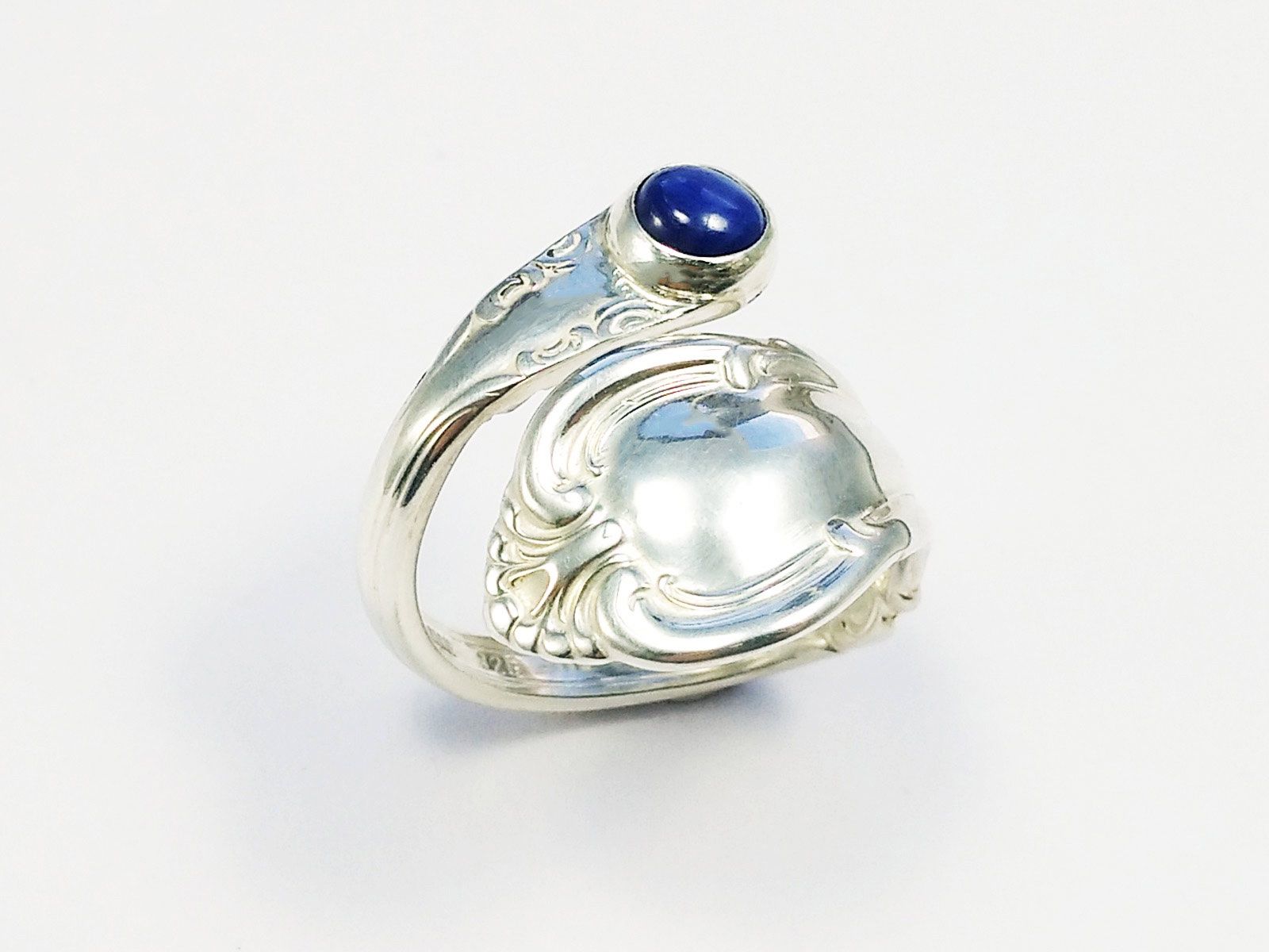 Ringe: Offener Silberring im Jugendstil mit blauem Sternsaphir – Neu und originalverpackt aus Meilen von Byrd-bijoux