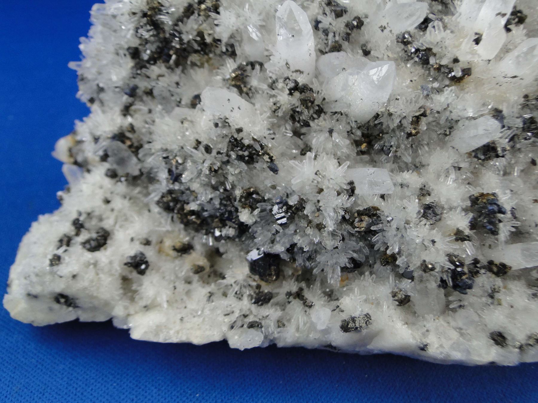 Minerali & Pietre curative: Bournonit mit Sphalerit auf Bergkristall – Usato da Schinznach Bad venduto da Demerald 3