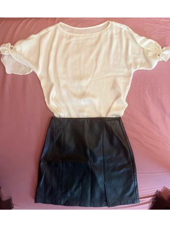 Set aus Bluse aus 100 % Seide und PU-Rock, Größe S.