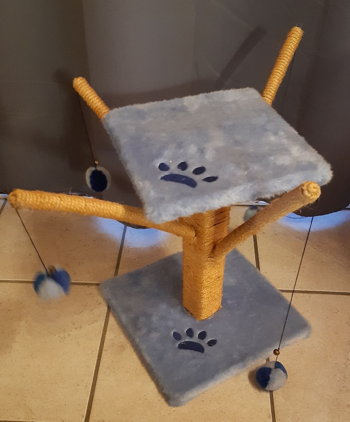 Tiragraffi: Kleiner Katzen Kratzbaum / Spielbaum – Usato da Toffen venduto da Gwunderegge77 1