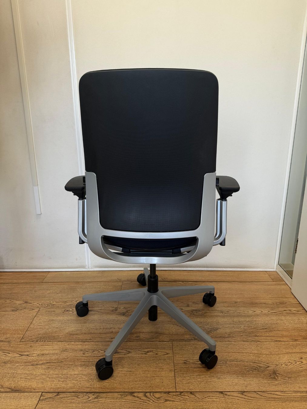 Steelcase Stühle: Steelcase Amia Grey/Black – Gebraucht aus Purmerend von Offeco 4