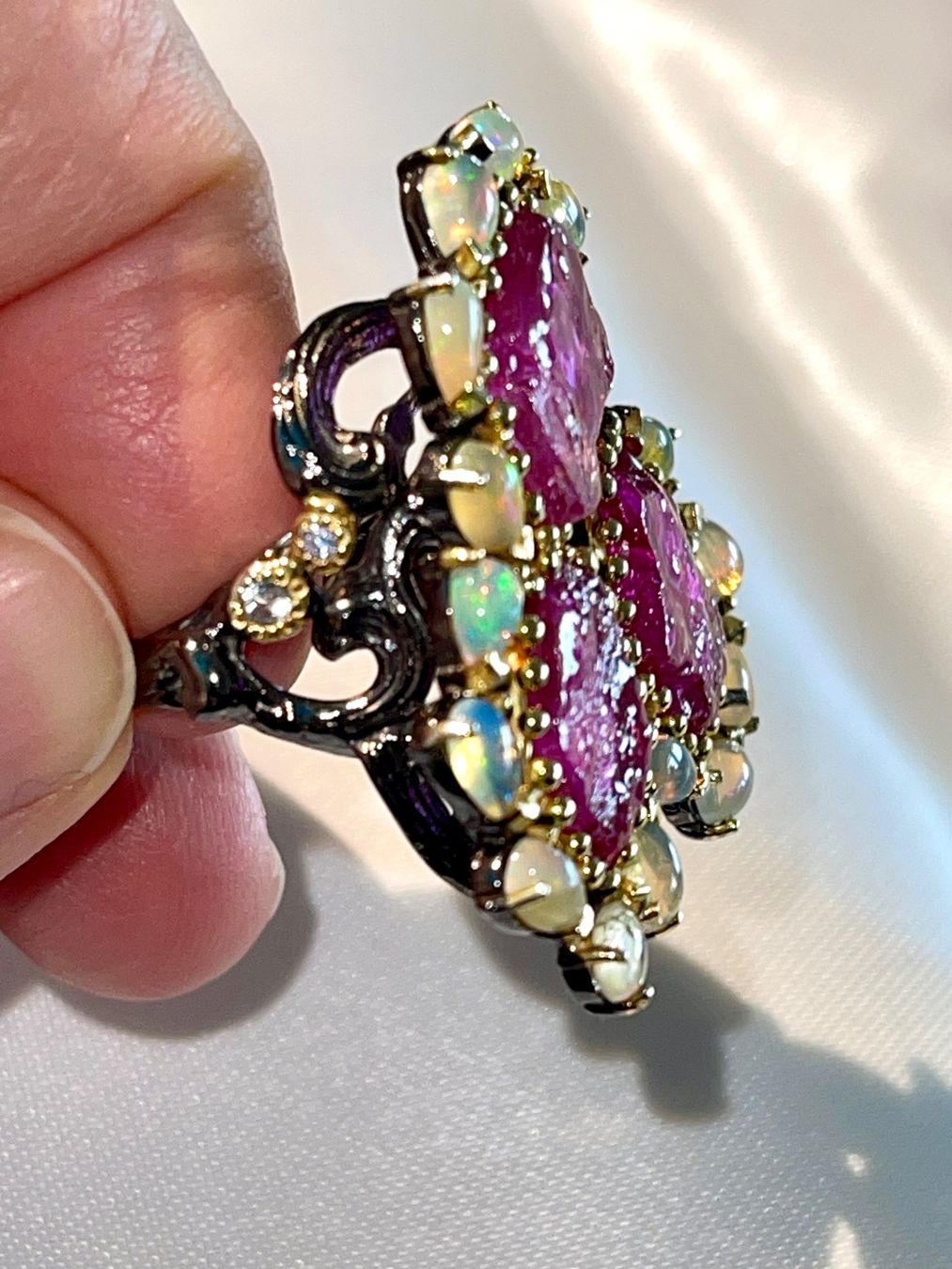 Llan Valls Joies Anelli: Natural Rough Ruby Slabs & Opals Black Rhodium SS925 Ring – Nuovo (secondo la descrizione) da Birsfelden venduto da Brut 6