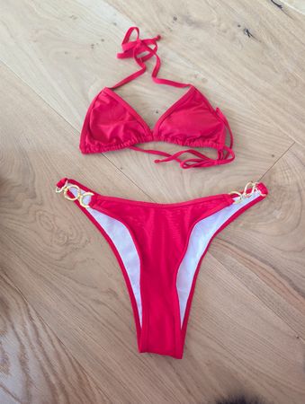 Roter Bikini mit goldenen Ringen, Grösse M ☀️ Top Zustand!