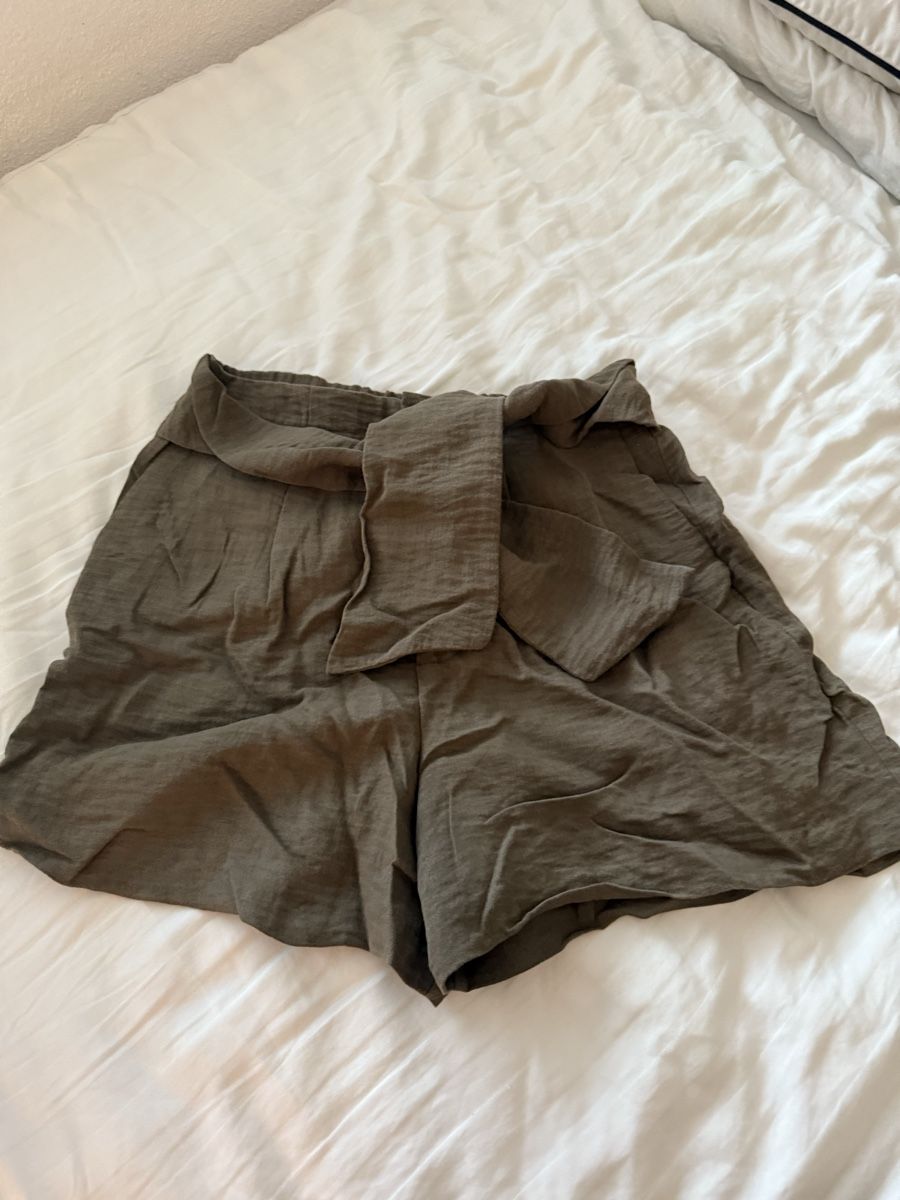 Mango Pantaloni: Mango Khaki Shorts mit Bindegürtel, Gr. 36 – Usato da Volketswil venduto da habibeoez