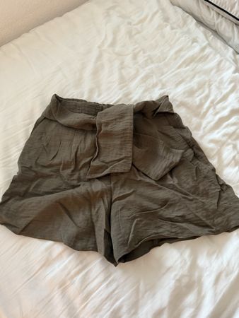 Mango Khaki Shorts mit Bindegürtel, Gr. 36