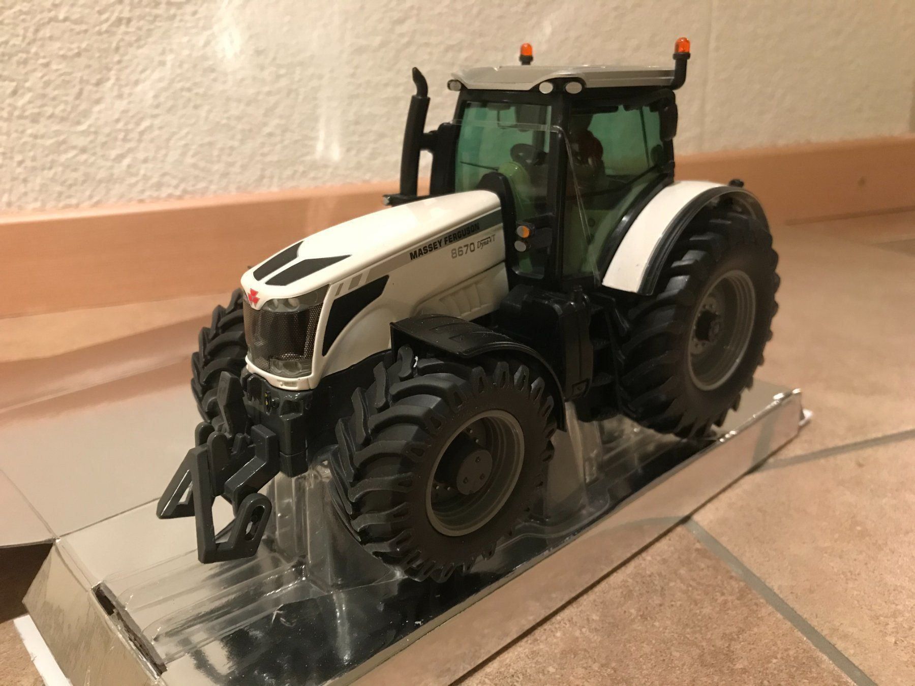 Massey Ferguson Trattori: SIKU Massey Ferguson 8670 – Nuovo e nell'imballaggio originale da Kreuzlingen venduto da Stefan1150 1