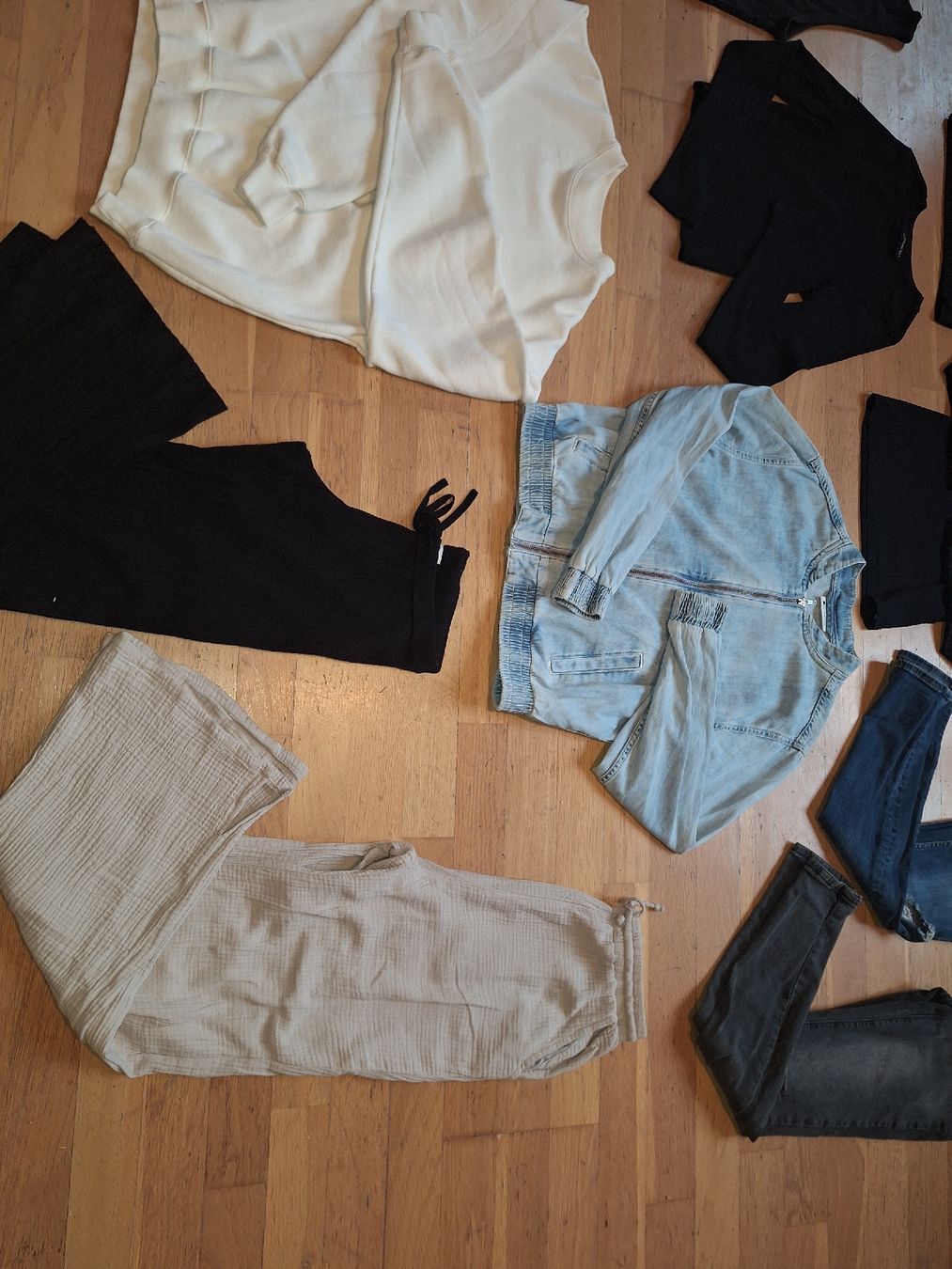 Lots de vêtements: Kleiderpaket Damen – Neuf (Voir description) à Tamins par VW99 3