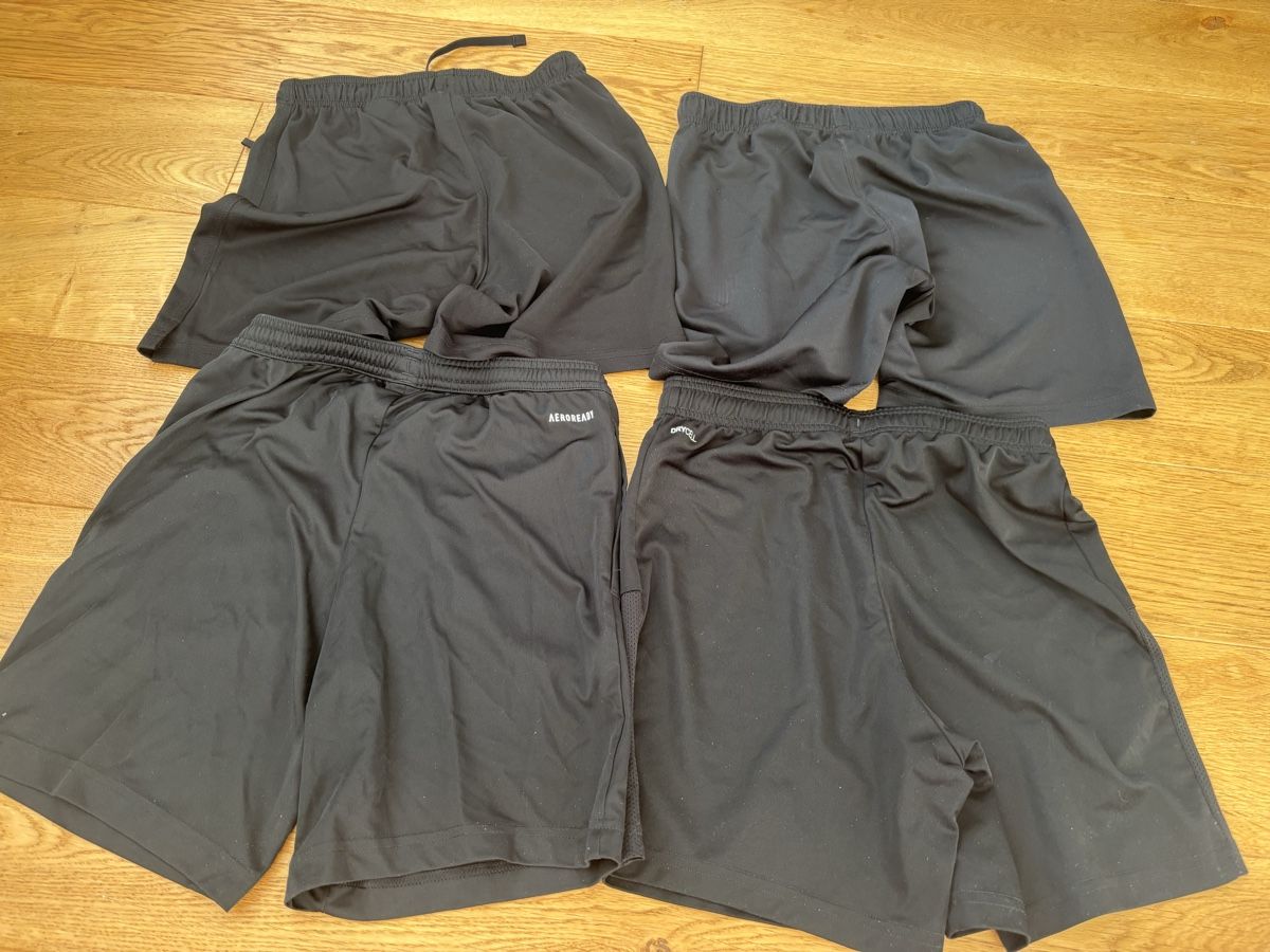 Lotti & Set di vestiti: 4 Sporthosen Set 134/140 – Usato da Adligenswil venduto da ZGB 1