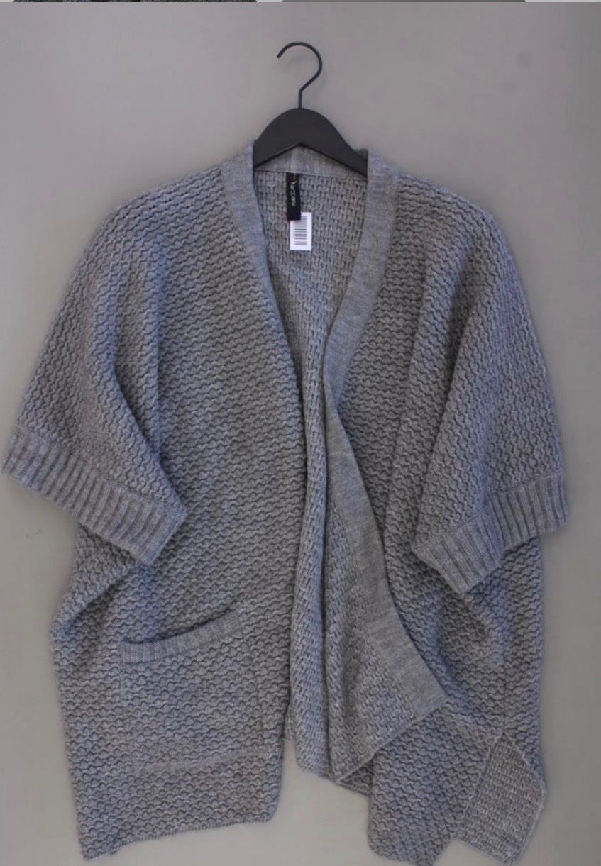 Marc Cain Giacche: Marc Cain Strickjacke, Grau, Gr. 38, neuwertig – Nuovo (secondo la descrizione) da Hünenberg See venduto da ECLB