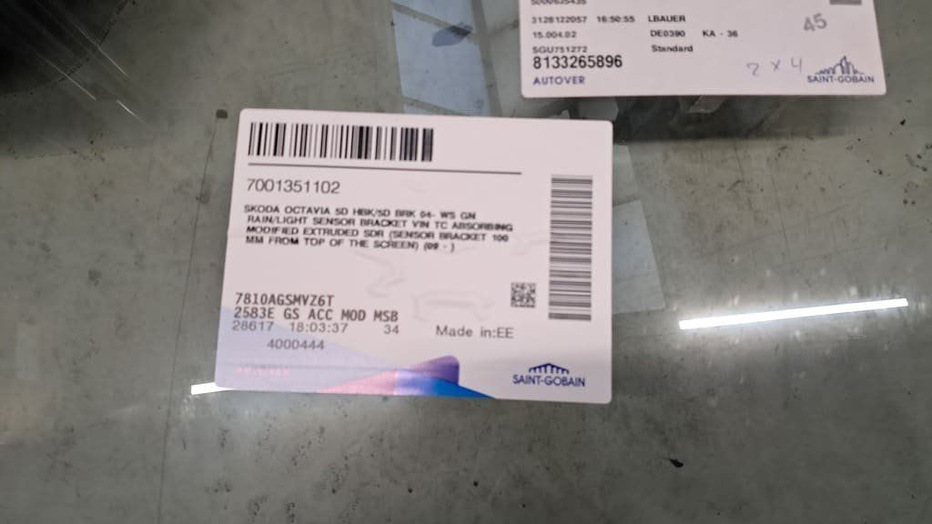 Skoda Tutti pezzi di ricambio auto: Frontscheibe Skoda Octavia (ab 2013) – Usato da Alpnach-Dorf venduto da Hess-Automobile 1