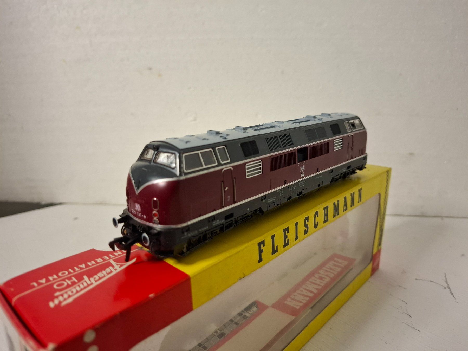 Fleischmann Modellini di ferrovie: Fleischmann H0 1384 DB BR 221 V200.1 rot, OVP – Usato da Dättlikon venduto da _Janis_1 1