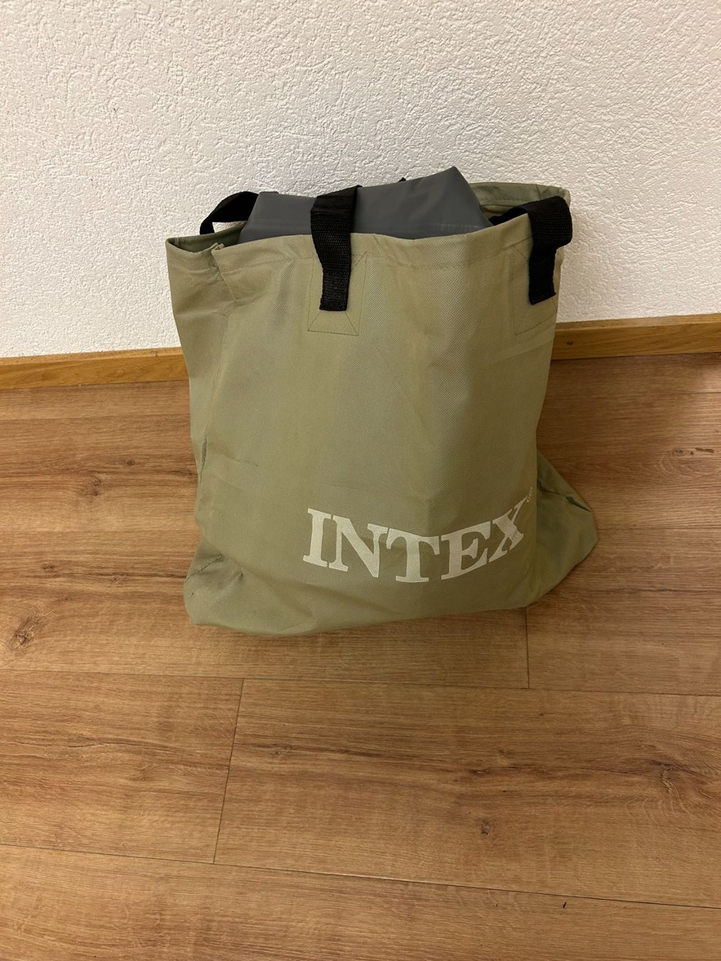 Lits: Intex Luftbett mit integrierter Pumpe – D'occasion à Binningen par Grr0 2