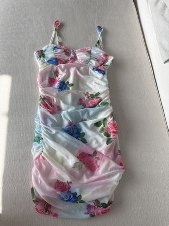 Sommerkleid gerafft mit Rosenmuster weiss bunt kurz