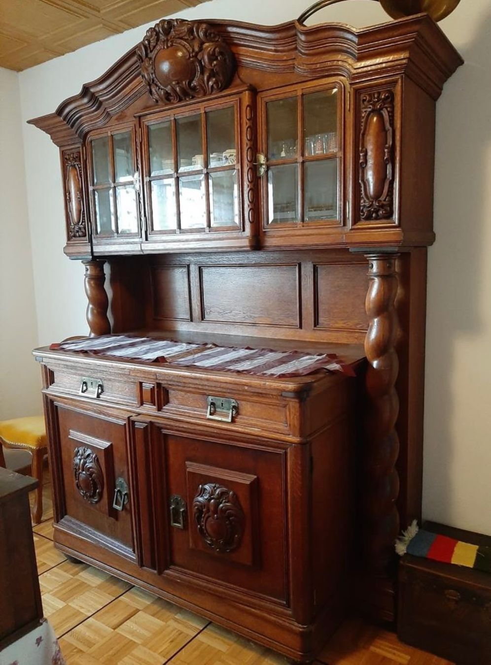 Credenze: Antiker Buffetschrank und Kommode aus Massivholz Eiche – Usato da Trélex venduto da Sonvic