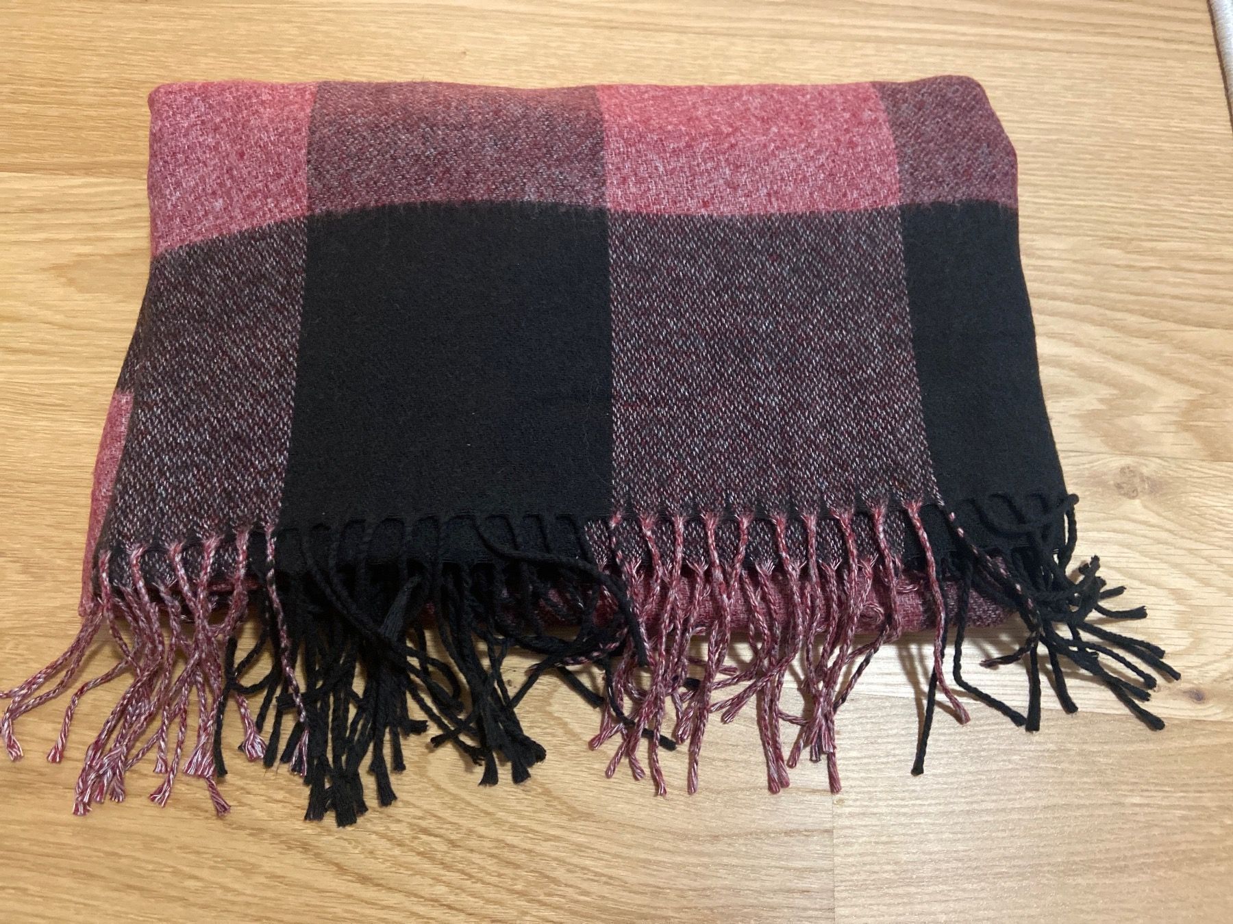 Foulard & Sciarpe: Rot/schwarzer Damen Schal – Usato da Zug venduto da Hehe