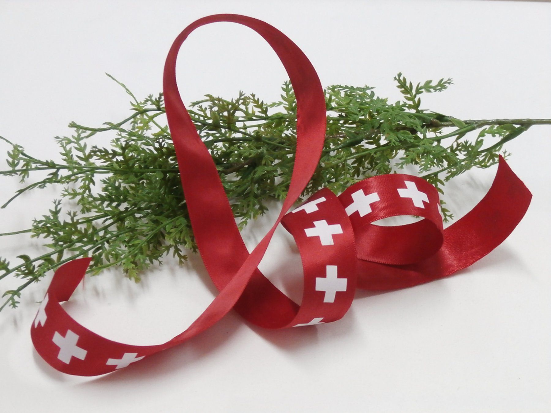 Nastri decorativi: 1 Rolle Satinband Schweizer Kreuz – Nuovo e nell'imballaggio originale da Blatten b. Naters venduto da Hobschelti 1