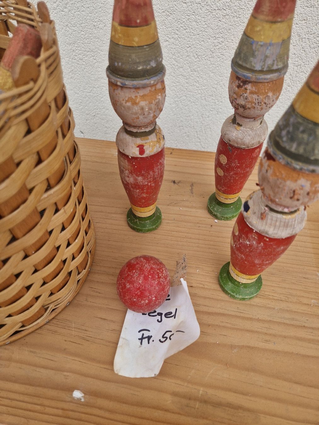 Statuette: Alte Kegel Set Holz farbig gebraucht mit Korb – Usato da Mörigen venduto da Clio111 2