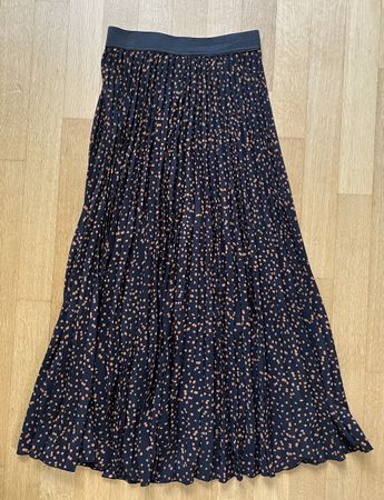 Langer Faltenrock, elastische Taille, neuwertig!