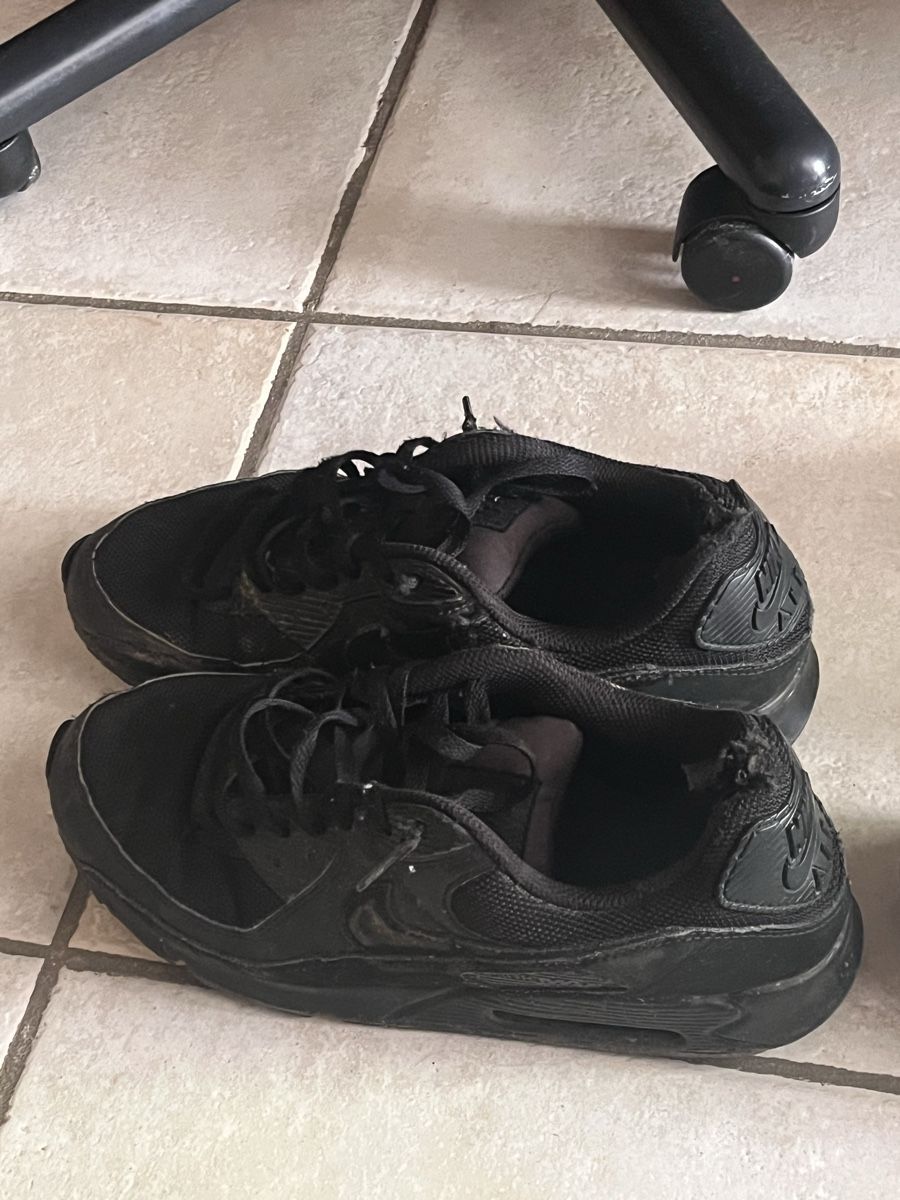 Scarpe da uomo: Lot  d’habit et chaussure – Usato da Aire-la-Ville venduto da xgr_t5ll 1
