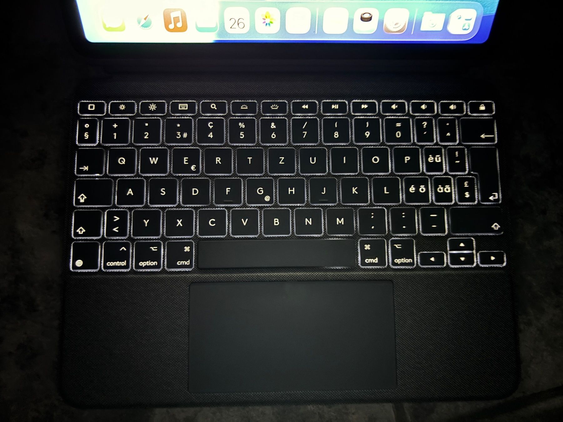 Apple Tastiere: Logitech Combo Touch Tastatur, iPad Pro 11'', mit OVP, neu – Nuovo (secondo la descrizione) da Wettingen venduto da Jasper73 4