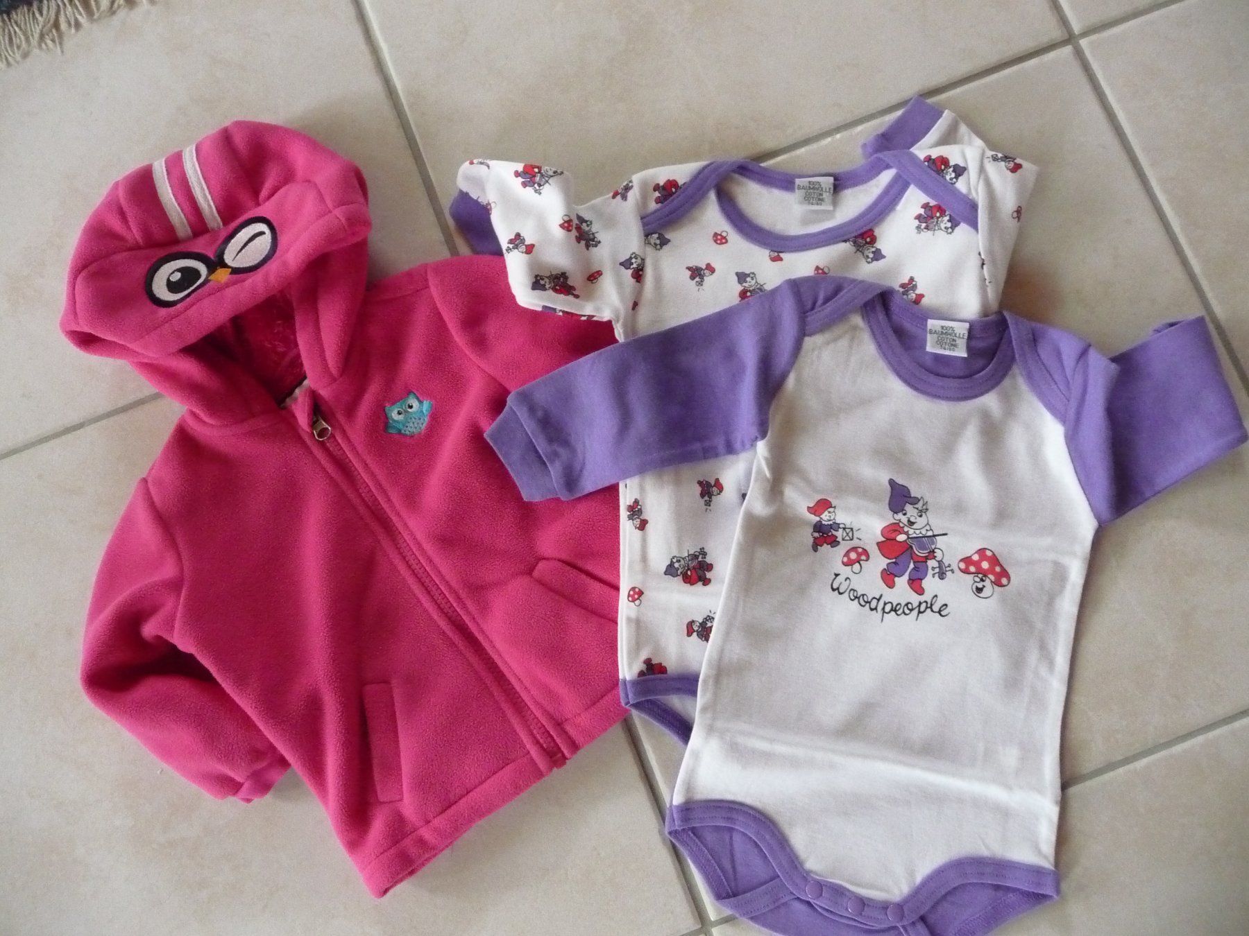 Lotti & Set di vestiti: Bebejäckli, 2 Bodys 74/80 – Nuovo (secondo la descrizione) da Kirchberg BE venduto da lavendel02