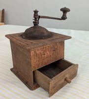 Kaffeemühle antik aus Holz